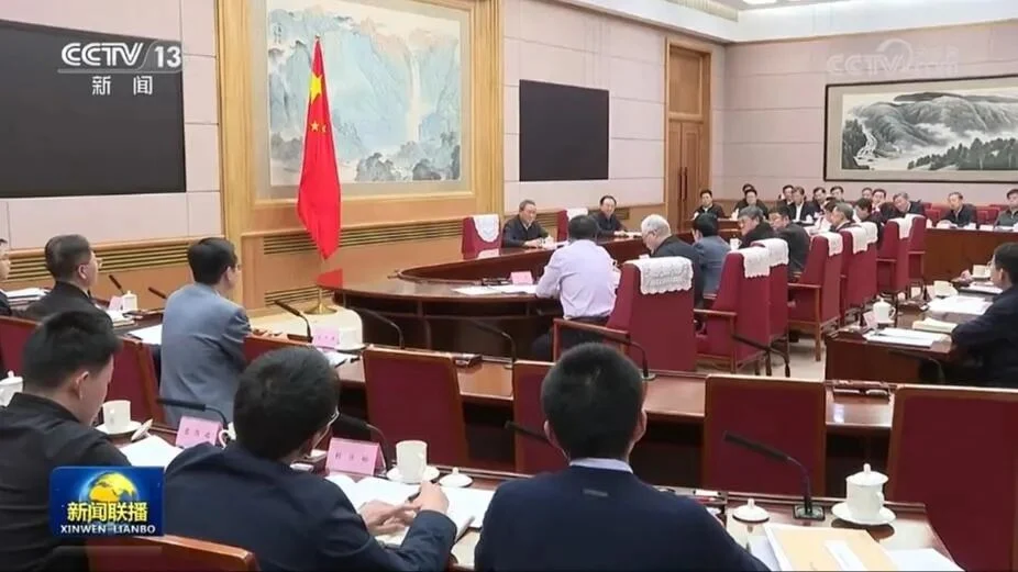 梁文锋参加专家和企业家座谈会公开画面
