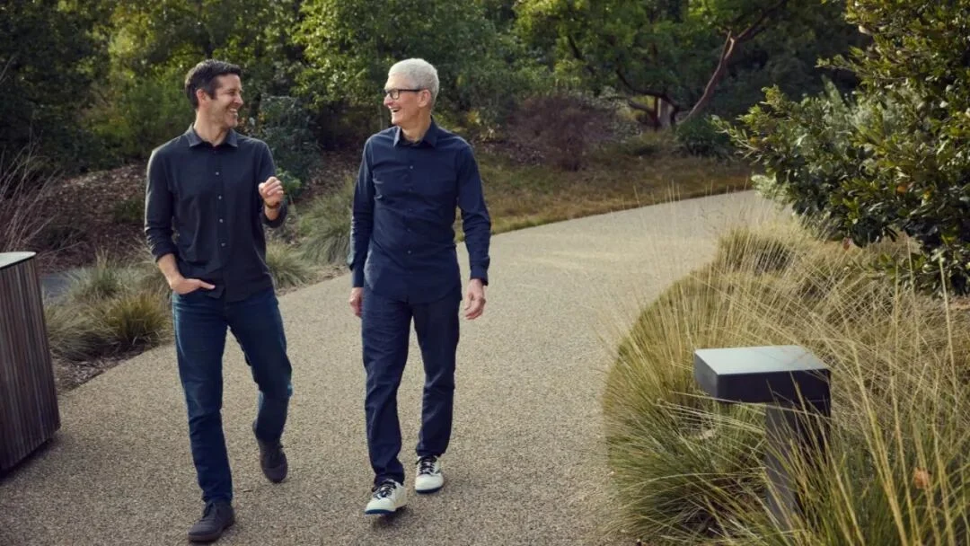 John Ternus与Tim Cook在Apple Park