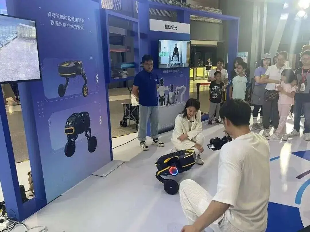 本末科技产品展示与产业交流现场