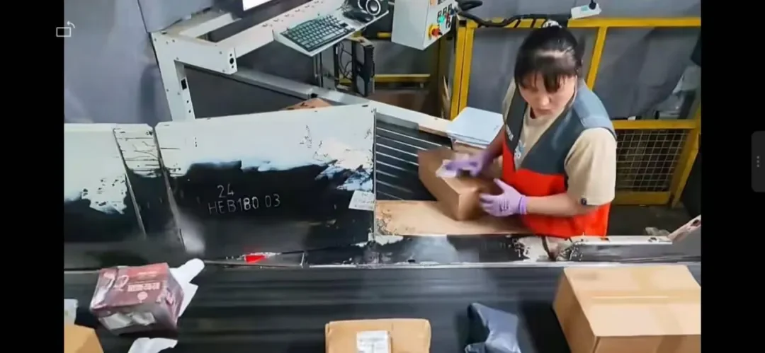 寅成智能物流分拣机器人现场照片